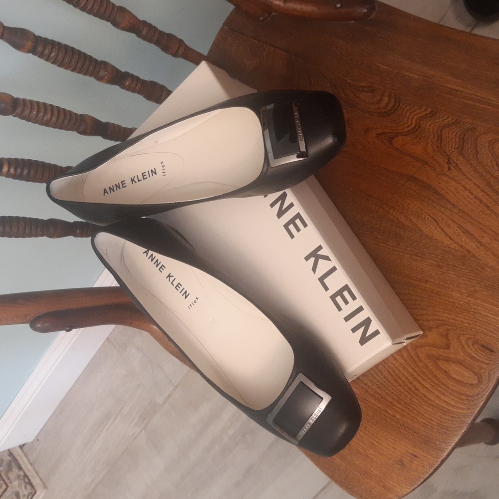 Black Anne Klein EUC Flats with Original Box